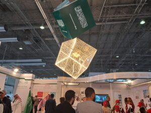 لاقى هذا الجناح اهتمامًا واسعًا وتفاعلًا ملحوظًا من الزوار الذين أبدوا إعجابهم بما يقدمه المجمع من ابتكارات وأبحاث تسهم في تعزيز مكانة اللغة العربية محليًا ودوليًا.