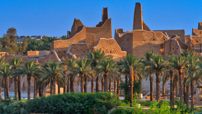 “بالجمع بين نظريات عبقرية المكان والسياق المعماري والرمزية البصرية والاستدامة، يمكن للمملكة أن تقدم نموذجًا عالميًا في تحقيق التوازن بين الأصالة والتجديد
