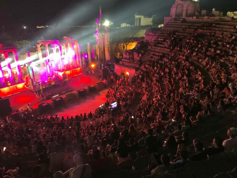 لكن لتحقيق هذا الأثر الاقتصادي، لا بد من تجاوز النظرة الفلكلورية إلى المهرجان، واعتماده كجزء من السياسات الثقافية العامة